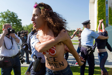 Femen Protest am Bundeskanzleramt, Berlin