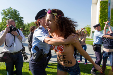 Femen Protest am Bundeskanzleramt, Berlin