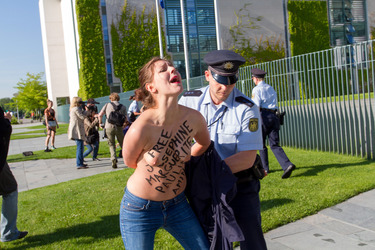Femen Protest am Bundeskanzleramt, Berlin