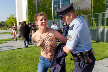 Femen Protest am Bundeskanzleramt, Berlin
