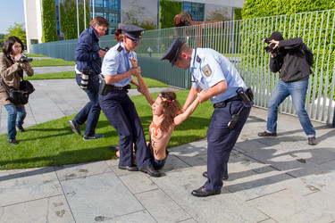 Femen Protest am Bundeskanzleramt, Berlin