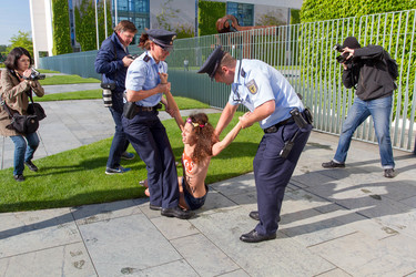 Femen Protest am Bundeskanzleramt, Berlin
