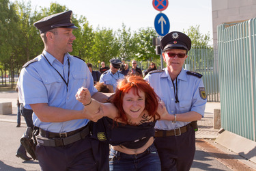 Femen Protest am Bundeskanzleramt, Berlin