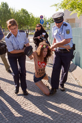Femen Protest am Bundeskanzleramt, Berlin