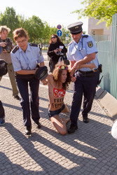 Femen Protest am Bundeskanzleramt, Berlin