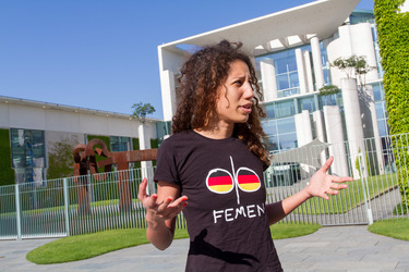 Femen Protest am Bundeskanzleramt, Berlin