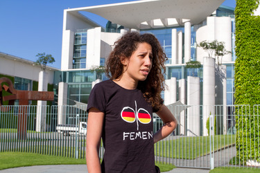 Femen Protest am Bundeskanzleramt, Berlin