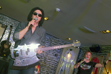 Gene Simmons im Hard Rock Cafe, Berlin