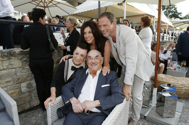 Artur 'Atze' Brauner mit Frau Maria, Tochter Alice und deren Mann Michael Zechbauer