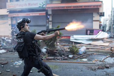 Polizei räumt das Protestlager am Taksim-Platz in Istanbul, Türkei