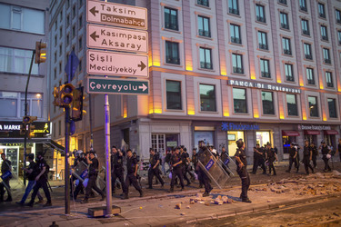 Polizei räumt das Protestlager am Taksim-Platz in Istanbul, Türkei