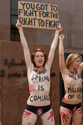 Femen Aktivistinnen demonstrieren vor der Botschaft Ägyptens, Berlin