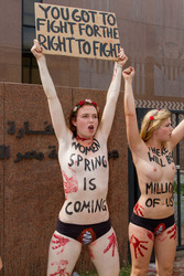 Femen Aktivistinnen demonstrieren vor der Botschaft Ägyptens, Berlin