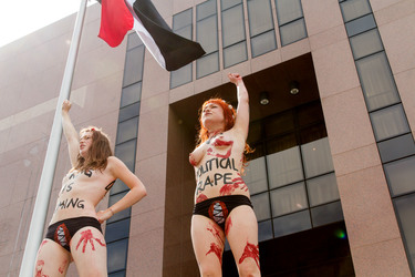 Femen Aktivistinnen demonstrieren vor der Botschaft Ägyptens, Berlin