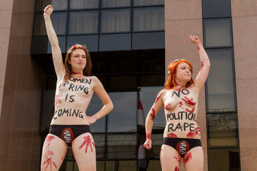 Femen Aktivistinnen demonstrieren vor der Botschaft Ägyptens, Berlin