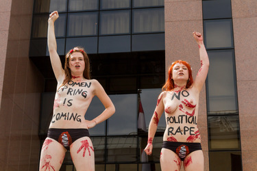Femen Aktivistinnen demonstrieren vor der Botschaft Ägyptens, Berlin