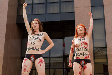 Femen Aktivistinnen demonstrieren vor der Botschaft Ägyptens, Berlin