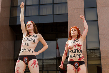 Femen Aktivistinnen demonstrieren vor der Botschaft Ägyptens, Berlin