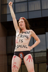 Femen Aktivistinnen demonstrieren vor der Botschaft Ägyptens, Berlin