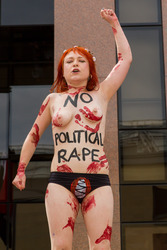 Femen Aktivistinnen demonstrieren vor der Botschaft Ägyptens, Berlin