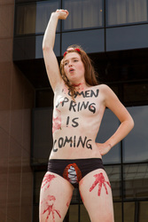 Femen Aktivistinnen demonstrieren vor der Botschaft Ägyptens, Berlin