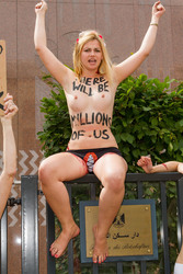 Femen Aktivistinnen demonstrieren vor der Botschaft Ägyptens, Berlin