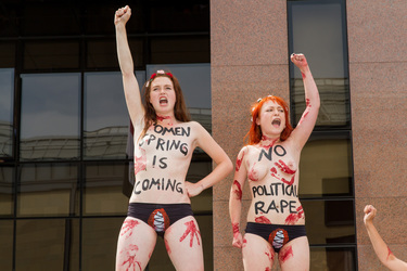 Femen Aktivistinnen demonstrieren vor der Botschaft Ägyptens, Berlin