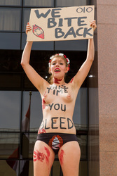 Femen Aktivistinnen demonstrieren vor der Botschaft Ägyptens, Berlin