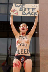 Femen Aktivistinnen demonstrieren vor der Botschaft Ägyptens, Berlin