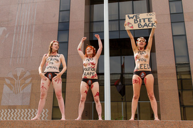 Femen Aktivistinnen demonstrieren vor der Botschaft Ägyptens, Berlin