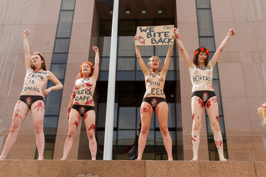 Femen Aktivistinnen demonstrieren vor der Botschaft Ägyptens, Berlin