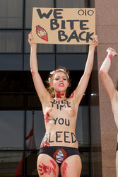 Femen Aktivistinnen demonstrieren vor der Botschaft Ägyptens, Berlin