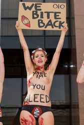 Femen Aktivistinnen demonstrieren vor der Botschaft Ägyptens, Berlin