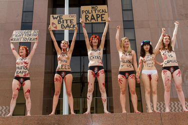 Femen Aktivistinnen demonstrieren vor der Botschaft Ägyptens, Berlin