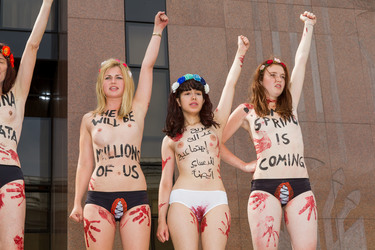 Femen Aktivistinnen demonstrieren vor der Botschaft Ägyptens, Berlin