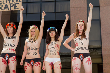 Femen Aktivistinnen demonstrieren vor der Botschaft Ägyptens, Berlin