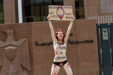 Femen Aktivistinnen demonstrieren vor der Botschaft Ägyptens, Berlin