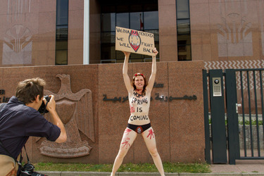 Femen Aktivistinnen demonstrieren vor der Botschaft Ägyptens, Berlin