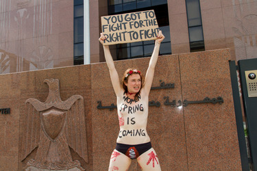 Femen Aktivistinnen demonstrieren vor der Botschaft Ägyptens, Berlin