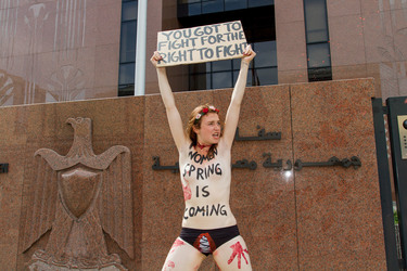 Femen Aktivistinnen demonstrieren vor der Botschaft Ägyptens, Berlin