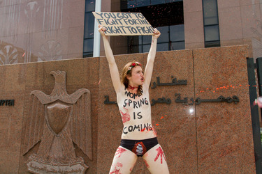 Femen Aktivistinnen demonstrieren vor der Botschaft Ägyptens, Berlin