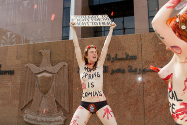 Femen Aktivistinnen demonstrieren vor der Botschaft Ägyptens, Berlin