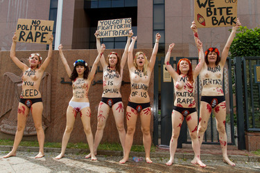 Femen Aktivistinnen demonstrieren vor der Botschaft Ägyptens, Berlin