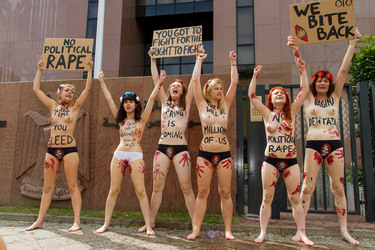 Femen Aktivistinnen demonstrieren vor der Botschaft Ägyptens, Berlin