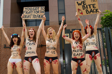 Femen Aktivistinnen demonstrieren vor der Botschaft Ägyptens, Berlin