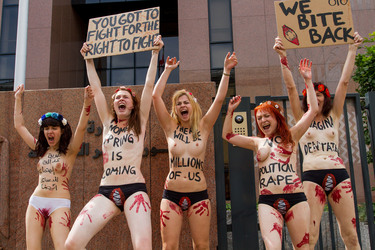 Femen Aktivistinnen demonstrieren vor der Botschaft Ägyptens, Berlin