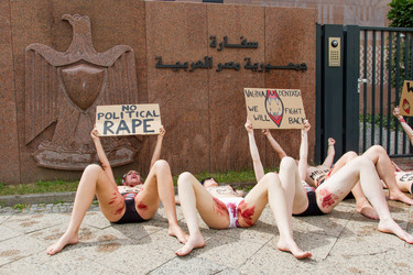 Femen Aktivistinnen demonstrieren vor der Botschaft Ägyptens, Berlin