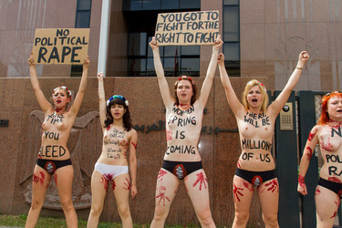 Femen Aktivistinnen demonstrieren vor der Botschaft Ägyptens, Berlin