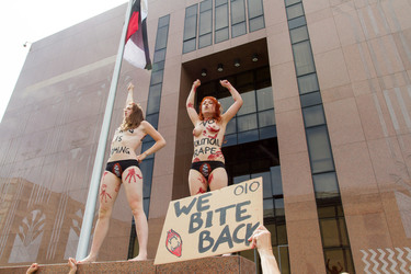 Femen Aktivistinnen demonstrieren vor der Botschaft Ägyptens, Berlin