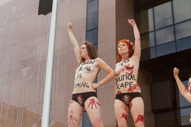 Femen Aktivistinnen demonstrieren vor der Botschaft Ägyptens, Berlin